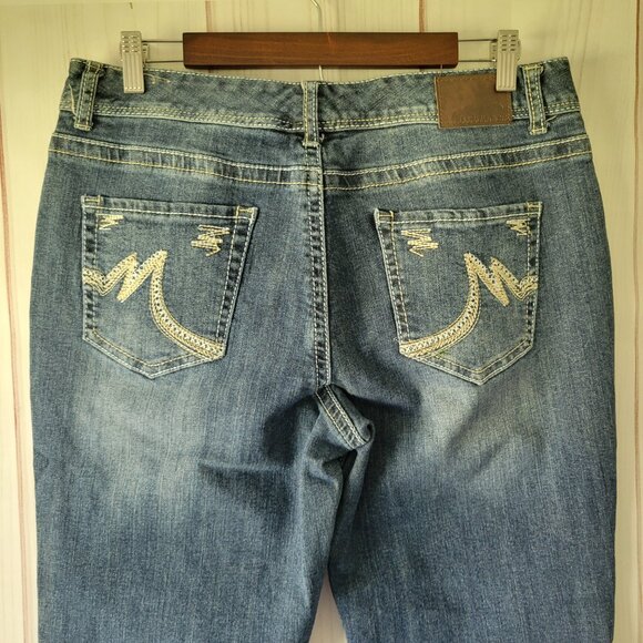 NWOT Maurices Women’s Jeans, Size 11/12, Curvy Fit, Denim, Cute Back Pocket, - Picture 3 of 8